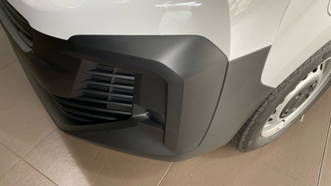 Peugeot Expert E-Standard 1000 100kW 75kWh Professional Premium + Van Auto - Image 23